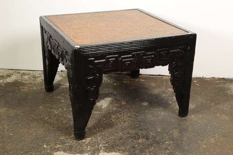 CHINE - Table basse carrée en bois laqué noir, le 