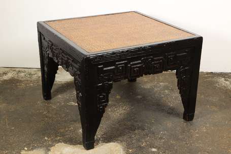 CHINE - Table basse carrée en bois laqué noir, le 