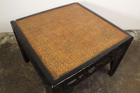CHINE - Table basse carrée en bois laqué noir, le 