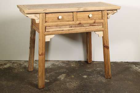 ASIE DU SUD-EST - Console en bois clair, le 