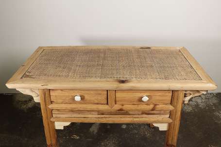 ASIE DU SUD-EST - Console en bois clair, le 