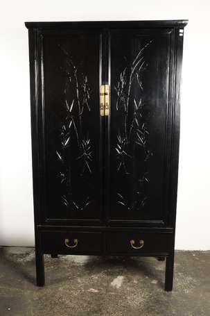 CHINE - Armoire en bois laqué noir, les vantaux 