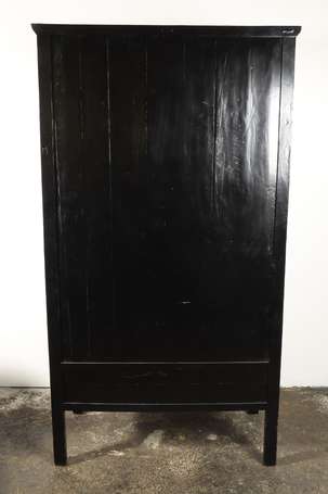 CHINE - Armoire en bois laqué noir, les vantaux 