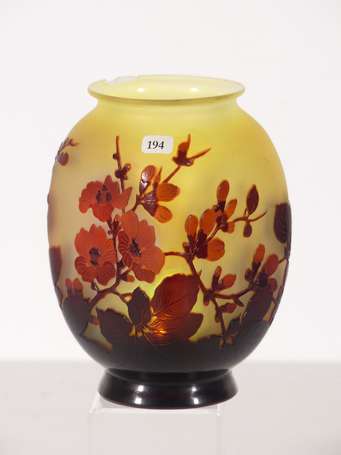 GALLE - Vase en verre multicouche à décor dégagé à