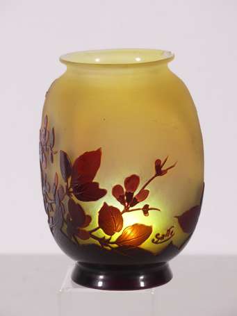 GALLE - Vase en verre multicouche à décor dégagé à