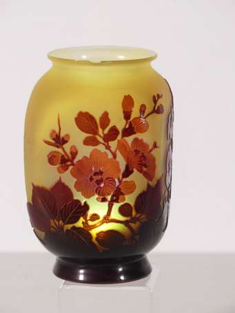 GALLE - Vase en verre multicouche à décor dégagé à
