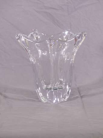 DAUM France - Vase en cristal moulé à col étoilé. 