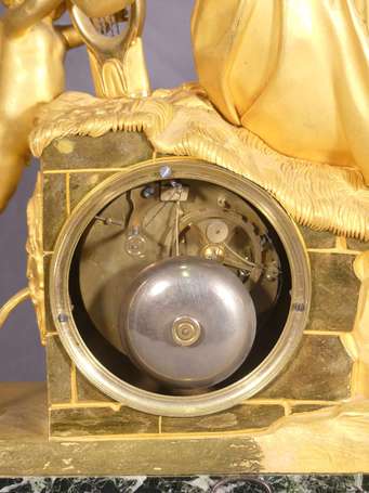 Pendule en bronze doré figurant Apollon déguisé en