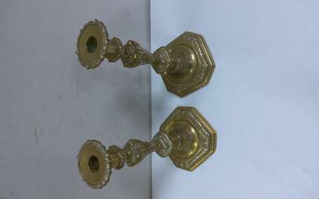 Paire de bougeoirs en bronze doré et ciselé, le 