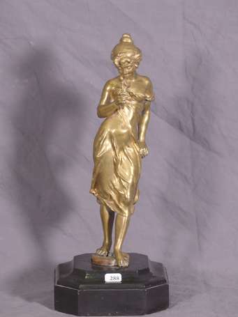 Femme au bouquet. Elément de bronze doré monté sur