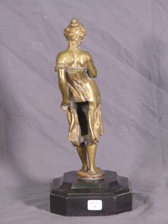 Femme au bouquet. Elément de bronze doré monté sur