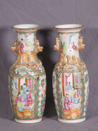 CHINE, Canton - Paire de vases en porcelaine à 