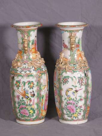 CHINE, Canton - Paire de vases en porcelaine à 