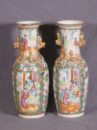 CHINE, Canton - Paire de vases en porcelaine à 