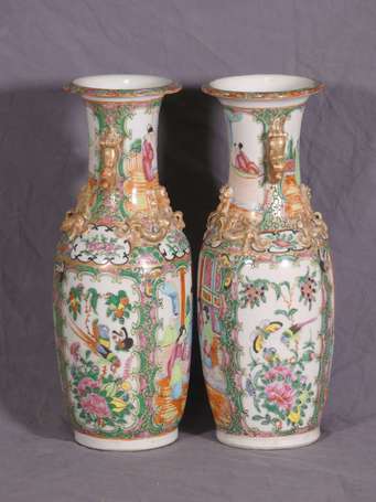 CHINE, Canton - Paire de vases en porcelaine à 