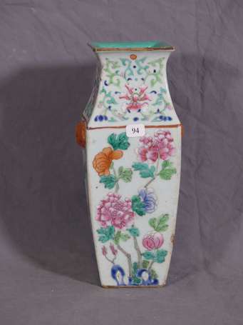 CHINE - Vase en porcelaine de section carrée à 