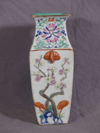 CHINE - Vase en porcelaine de section carrée à 