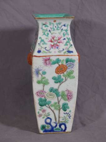 CHINE - Vase en porcelaine de section carrée à 