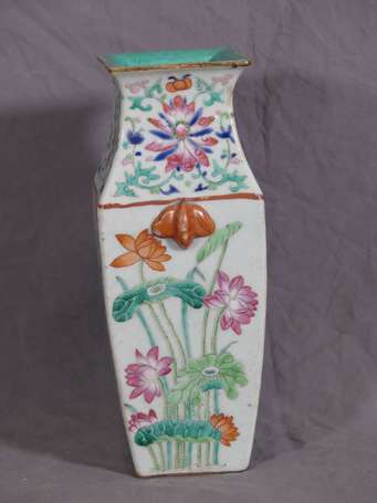 CHINE - Vase en porcelaine de section carrée à 