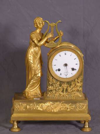 Pendule en bronze doré figurant une jeune femme 