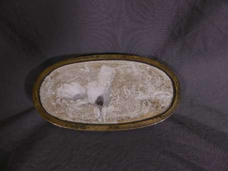 Presse papier ovale en bronze patiné figurant un 