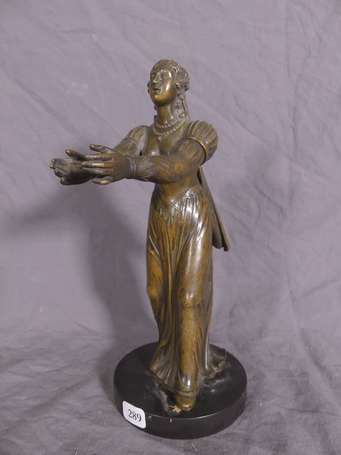 Femme vêtue à la mode médiévale. Sujet en bronze 