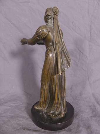 Femme vêtue à la mode médiévale. Sujet en bronze 