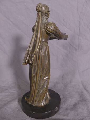 Femme vêtue à la mode médiévale. Sujet en bronze 