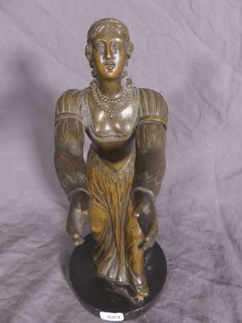 Femme vêtue à la mode médiévale. Sujet en bronze 