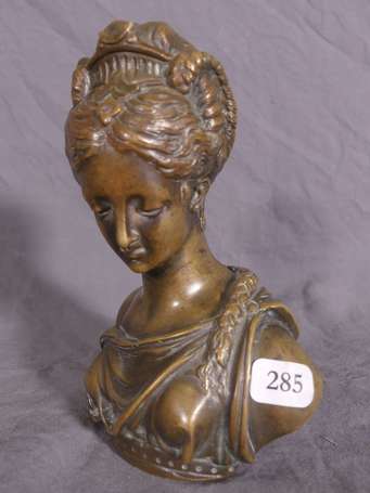 Buste de femme à l'antique. Elément en bronze 