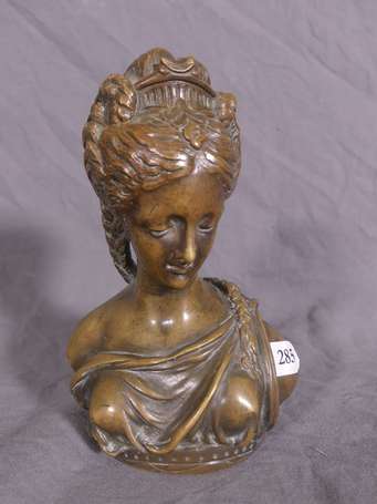 Buste de femme à l'antique. Elément en bronze 