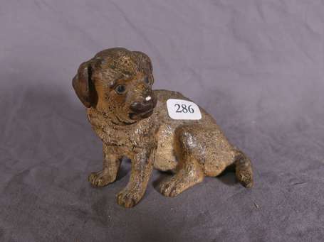 Chien assis. Petit sujet en bronze polychrome dans