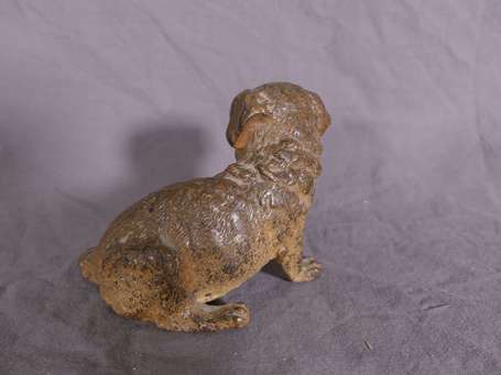 Chien assis. Petit sujet en bronze polychrome dans