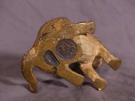 Chien assis. Petit sujet en bronze polychrome dans