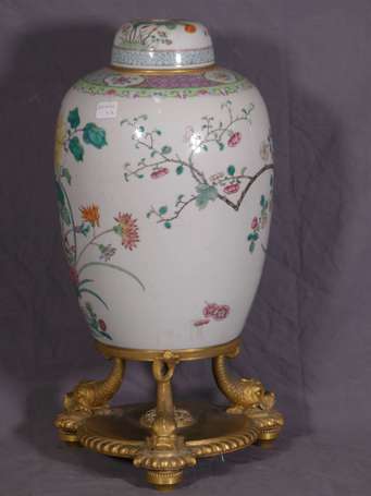 Vase couvert en porcelaine de Chine à décor d'un 