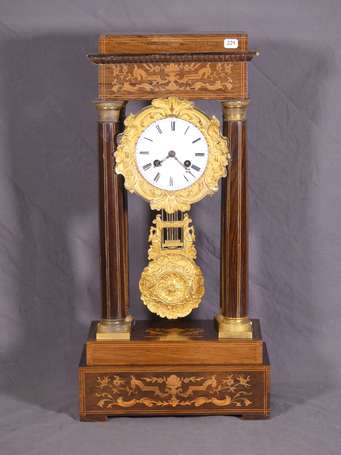 Pendule portique en placage d'acajou marqueté de 