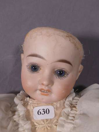 Poupée tête porcelaine marquée 9/0 , fêle en 