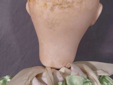 Poupée tête porcelaine marquée en creux 
