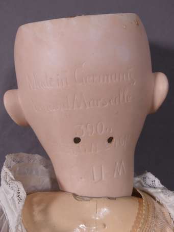 Poupée allemande tête porcelaine marquée en creux 