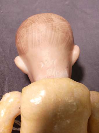 Bébé caractère tête porcelaine marqué en creux 