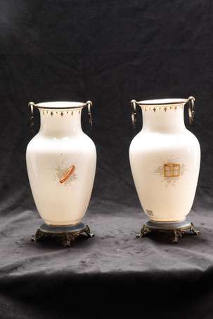 Paire de vases en opaline blanche à décor 