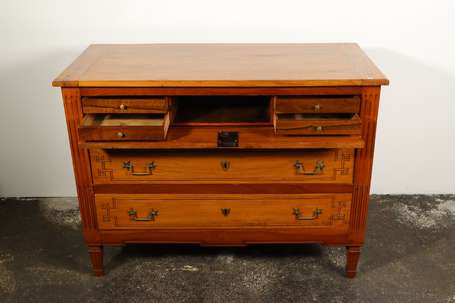 Commode bureau en bois fruitier et sapin, ouvrant 