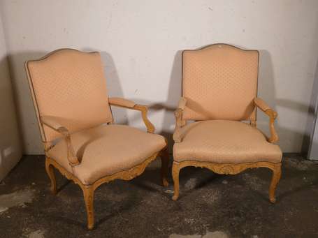 Paire de larges fauteuils en bois cérusé mouluré 