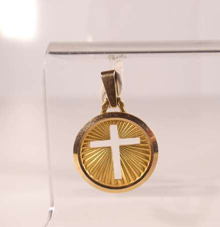 Médaille en or jaune 18K (750°/00) strié ajourée 