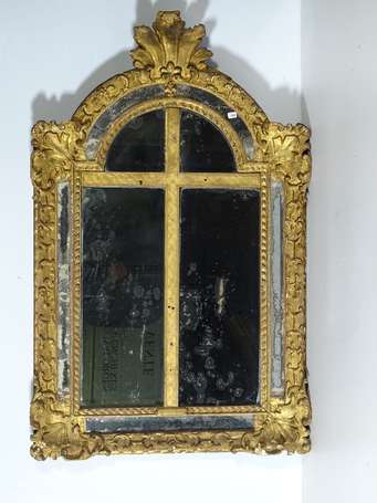 Miroir, le cadre à platebande sculpté de coquilles