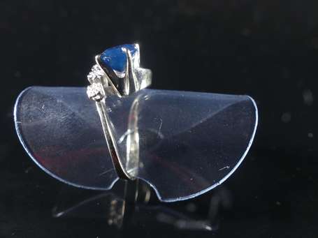 Bague en or gris 18K (750°/00) montée de pierres 