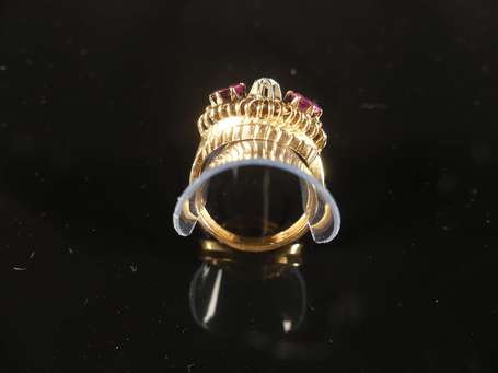 Bague en or jaune 18K (750°/00), la table oblongue