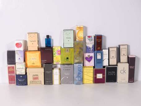 Lot d'environ 30 miniatures de parfum en boite ou 