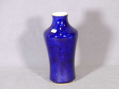 SEVRES - Vase en porcelaine moucheté bleu de four 