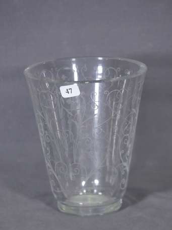 BACCARAT - Vase tronconique en cristal gravé de 